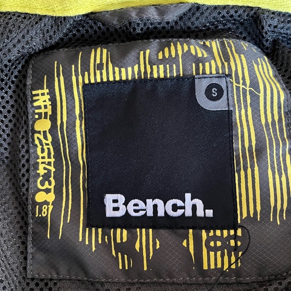 Bench Windbreaker - Picture 3 of 4